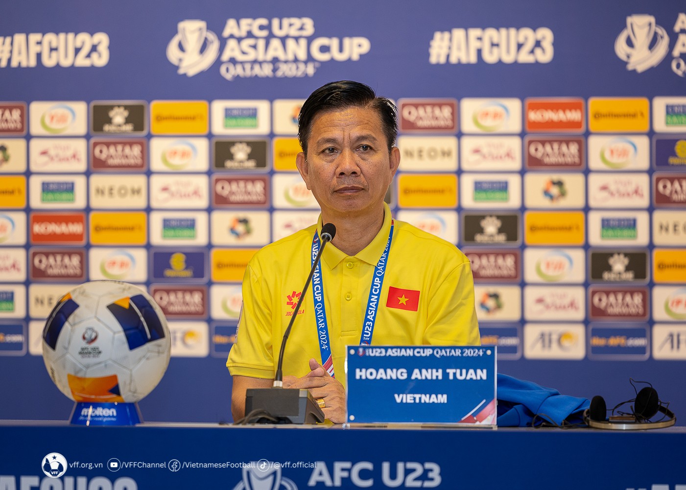HLV Hoàng Anh Tuấn thể hiện quyết tâm của U23 Việt Nam 